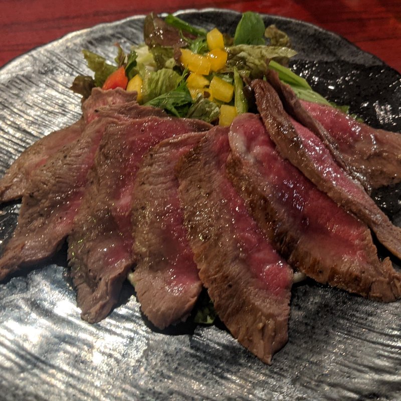 赤身ネクタイのレアステーキサラダ仕立て(にくがとう　人形町店)