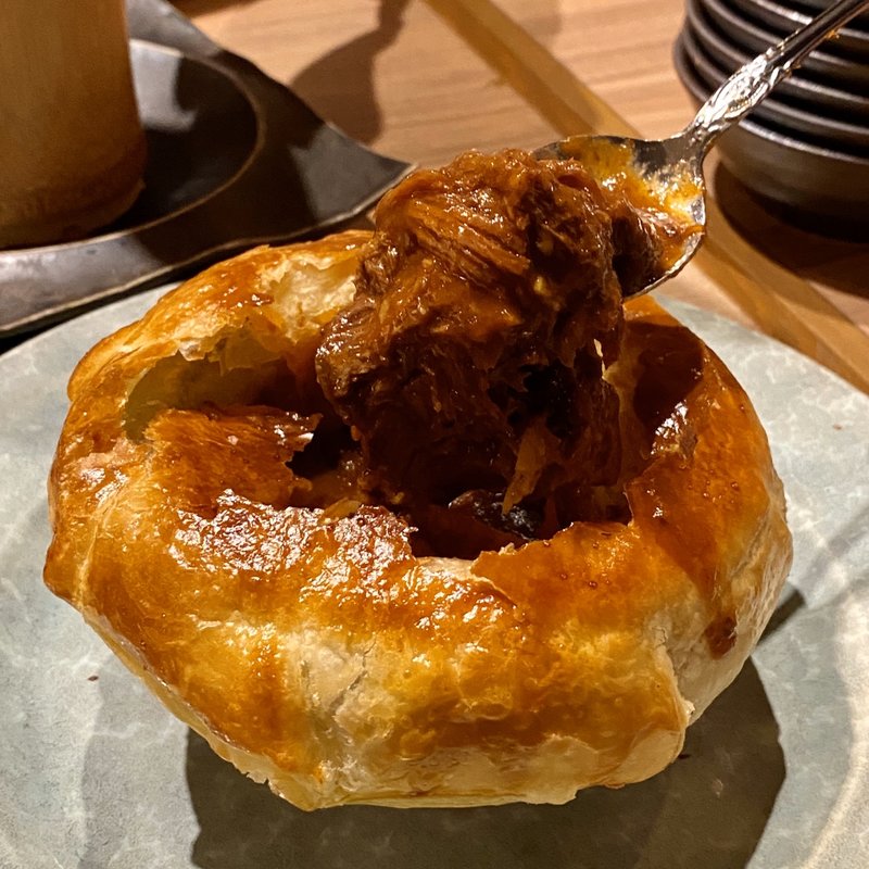 パイで包んだいろんな部位の石焼meatシチュー(NAGOYA MEAT STATION)