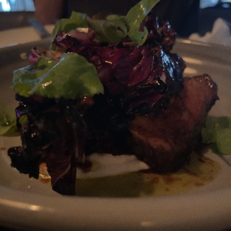 豚肩ロースのグリル、マカダミアナッツ、ビーツ(THE APOLLO （アポロ）)