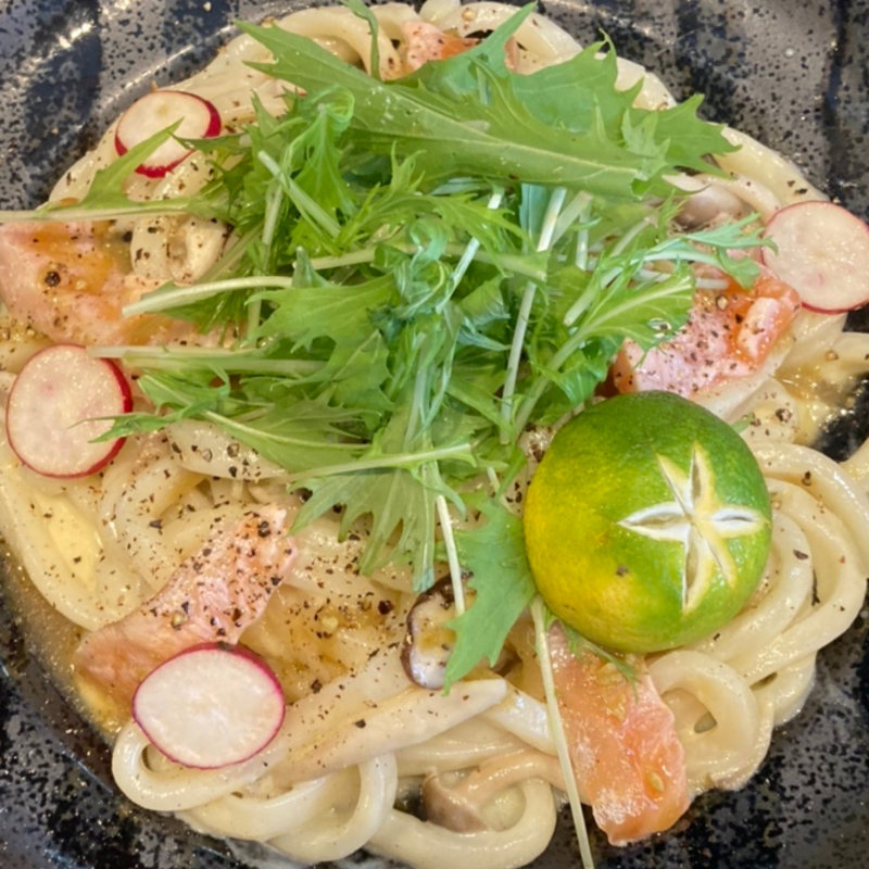 炙りサーモンときのこのクリームうどん〜わさび醤油和え(うどん大師空海)