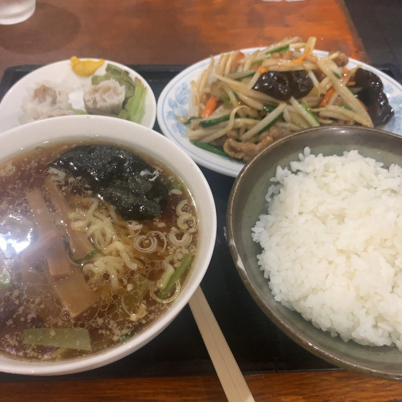 牛肉とピーマン細切炒め水ぎょうざ、半ラーメン、ライス(つばめ)
