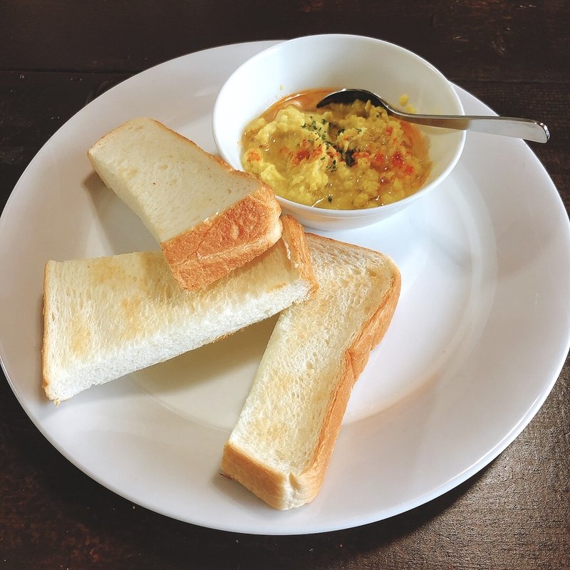 フムスとトースト(葉もれ日)