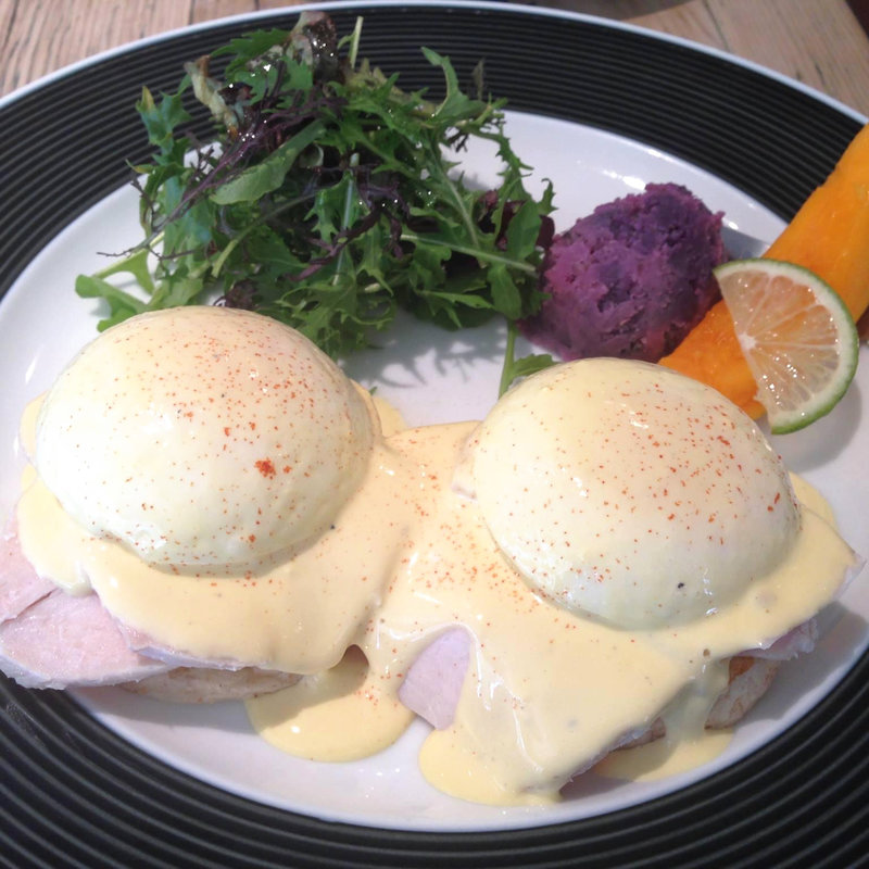 ハーブチキンのエッグベネディクト(Kailua Weekend)