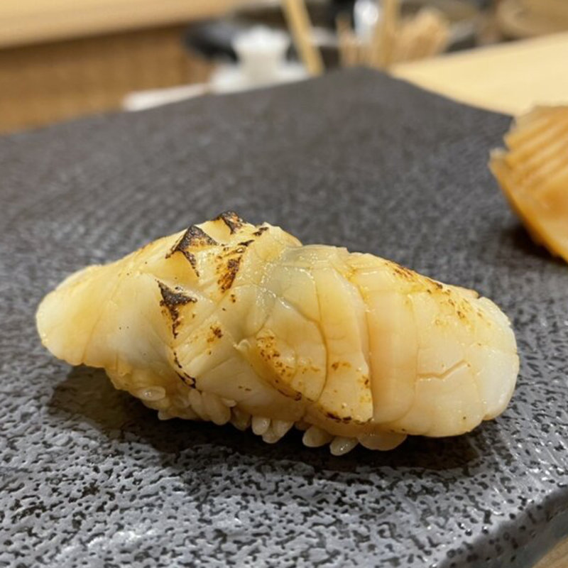 ほたて(鮨うら山　栄離れ)