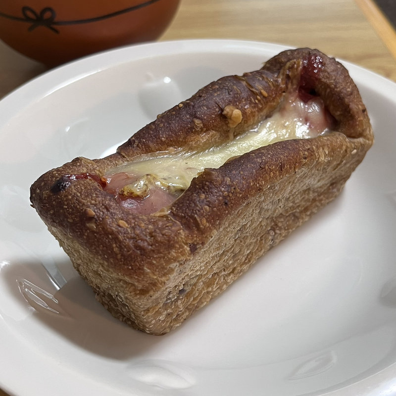 バジルソーセージ(ブーランジュリー　ラ・セゾン （BOULANGERIE LA SAISON）)