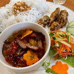 焼肉と春巻のビーフン(Lương Sơn Bạc)