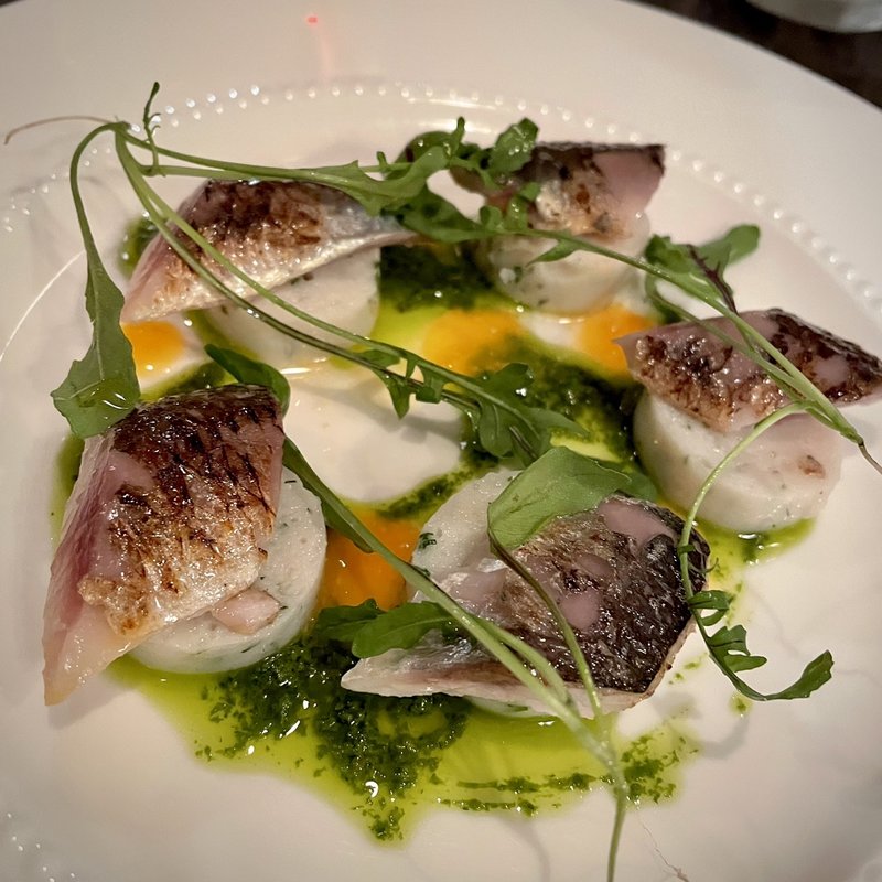 鰯の炙りと帆立のムース ルッコラとホオズキの2色のソース(uguisu)