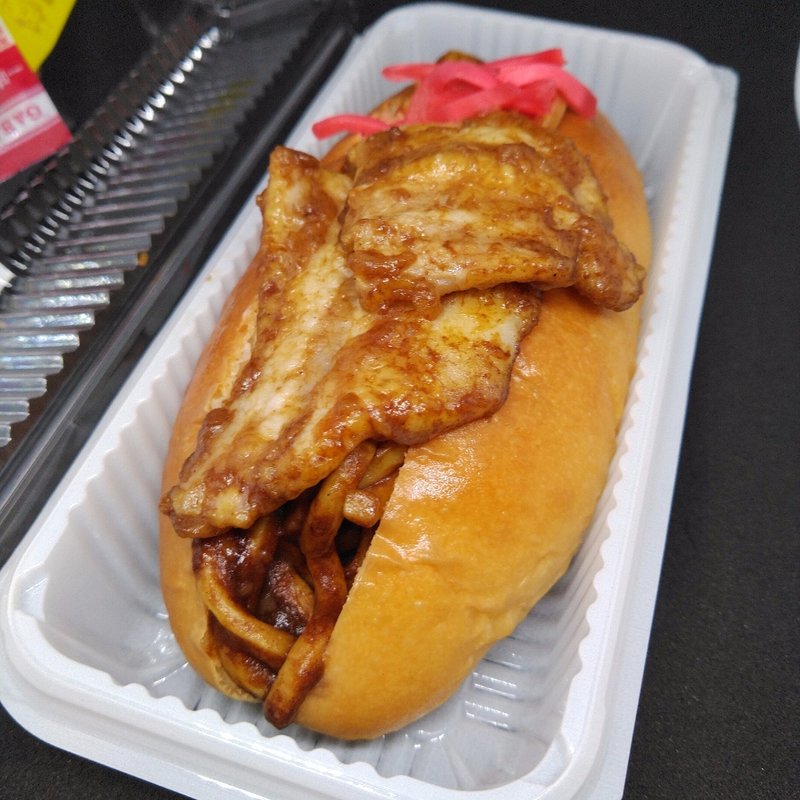 ちび焼そばパン(まちのパン屋さん ほのか)