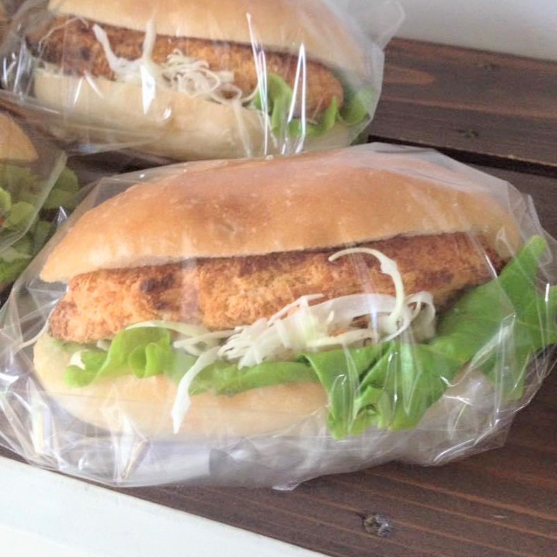 サーモンフライバーガー(やさしいパンのお店PINO)