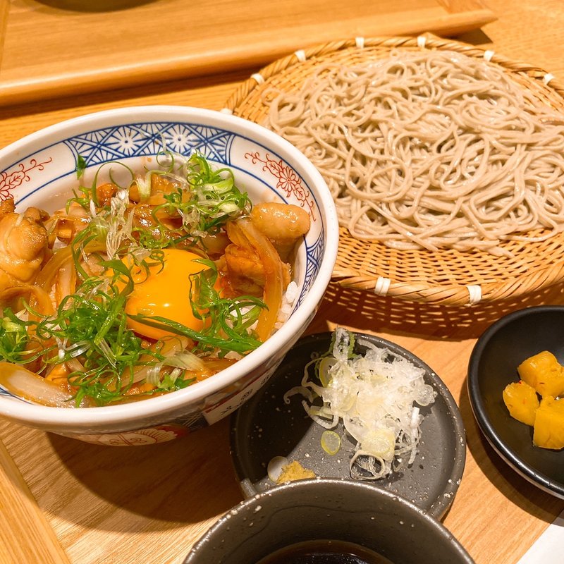 鶏すき丼と自家製二八そば(石臼挽きそば 石楽 豊洲店)