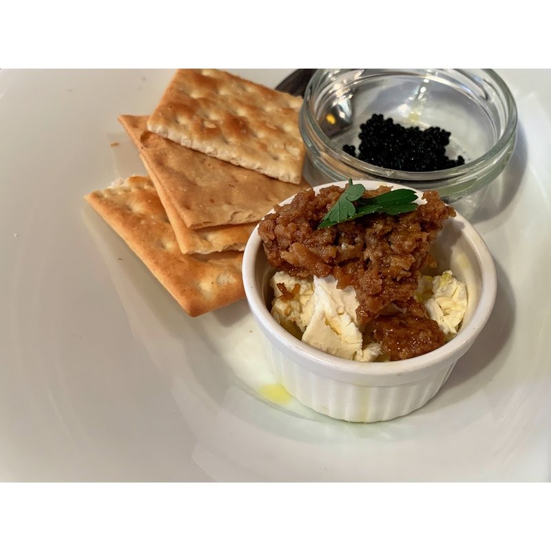 瓶ごとキャビア　味噌漬けクリームチーズ添え(魚と野菜と天ぷらと酒場リベリー)