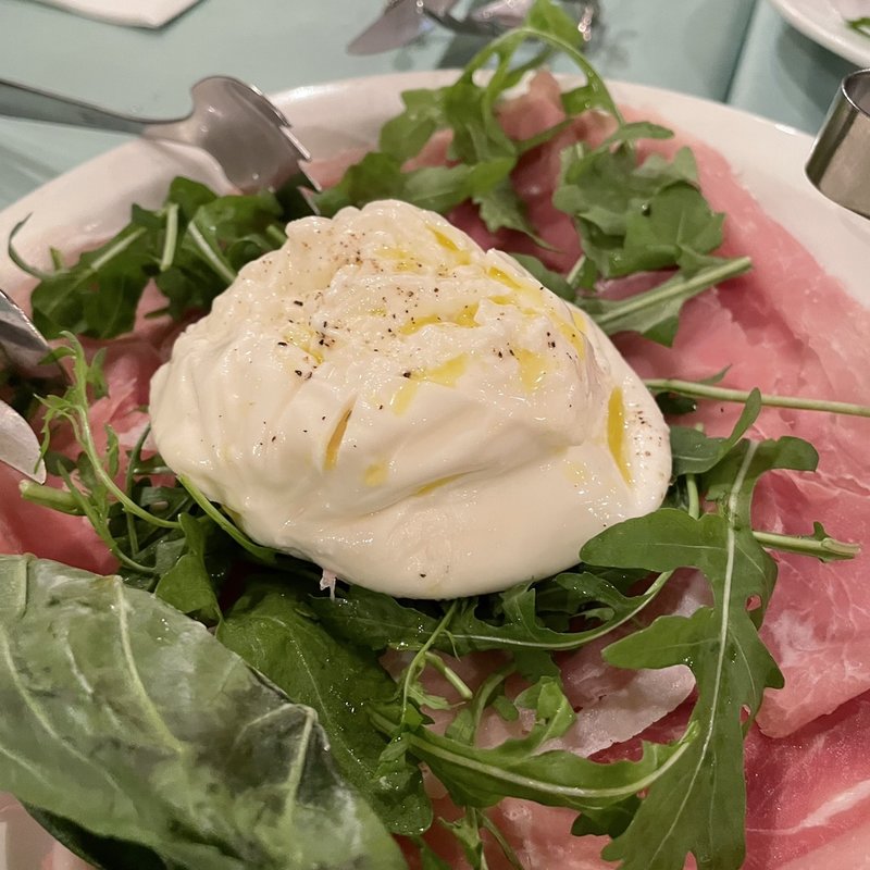 とろけるブラータチーズとパルマ産生ハム(カルミネ（Cucina Italiana CARMINE）)