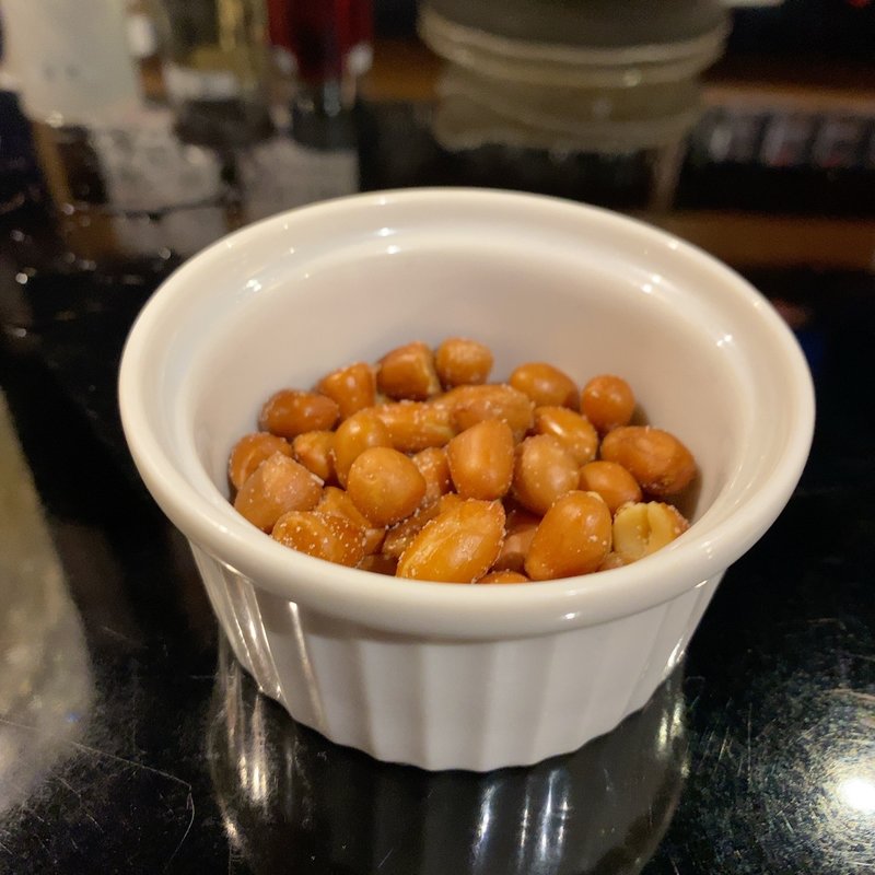 お通し(揚げナッツ)(鶏白湯おでんと横焼き＆男前餃子 とりだし)