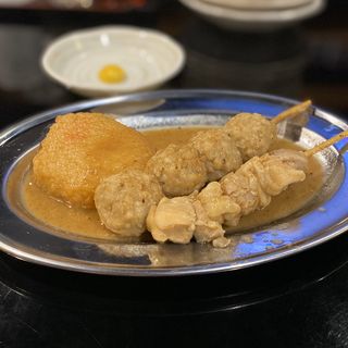 トリダシ白湯おでん(三河鶏もも串、コーチンつくね串、生姜はんぺん)(鶏白湯おでんと横焼き＆男前餃子 とりだし)