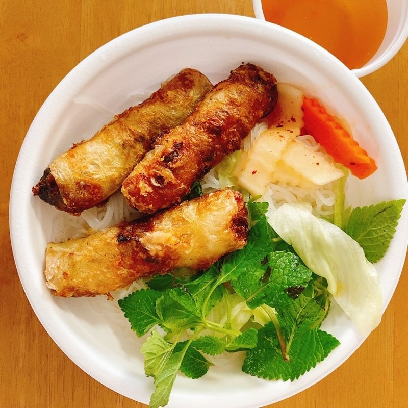 ビーフンと揚げ春巻き(Pho 89)