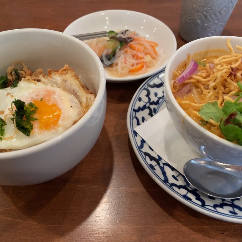 ハーフ&ハーフ(カレーヌードルとガパオライス)(にんにくやマナオ )