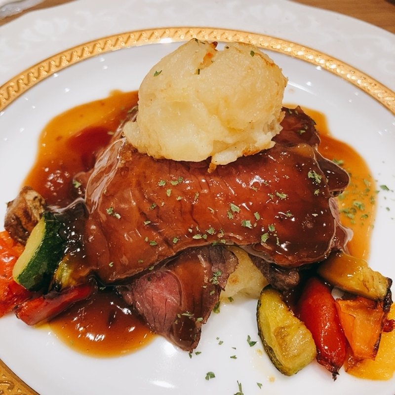 自家製ローストビーフ　カシス風味の濃縮ソース(Tea room Parifull)