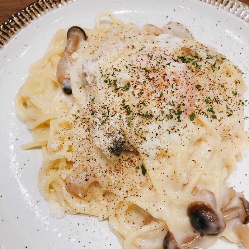モチモチ生パスタを使ったキノコとチーズのカルボナーラ(Tea room Parifull)