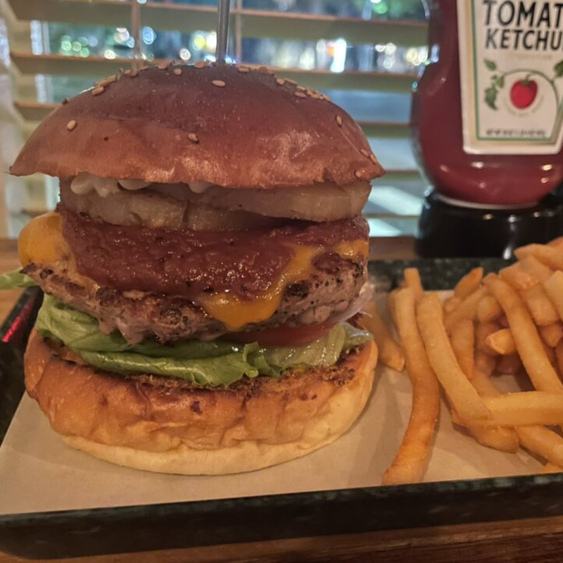 BBQパインチーズバーガー(THE BASKET)