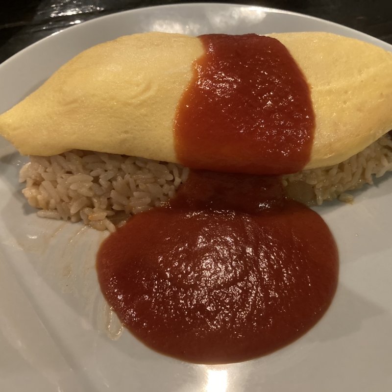 ベーコンオムライス(ケチャップソース)(KOZMIC長屋バー)