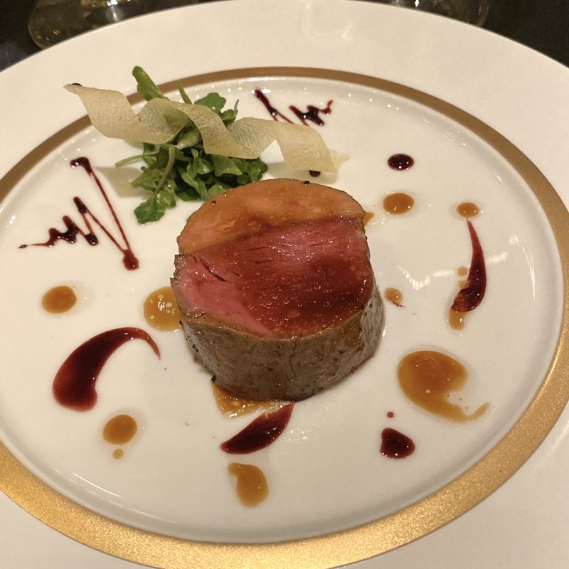 牛フィレ肉 フォアグラと抱き合わせロースト “ロッシーニ” 風に仕上げて(ガストロノミー “ジョエル・ロブション”)
