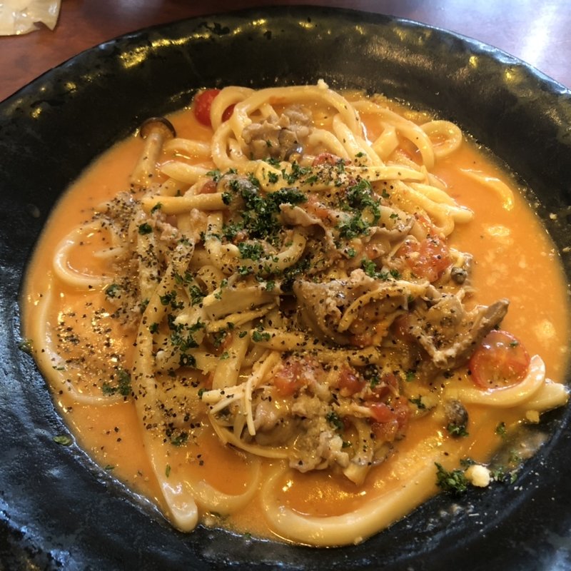 牛肉ときのこのトマトクリームうどん(あんぷく )
