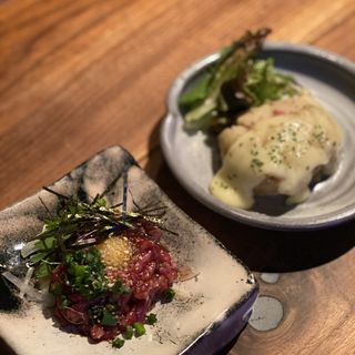 赤みの炙りユッケ　鉄板で仕上げるポテトサラダ(鉄板焼き　銀の桃)