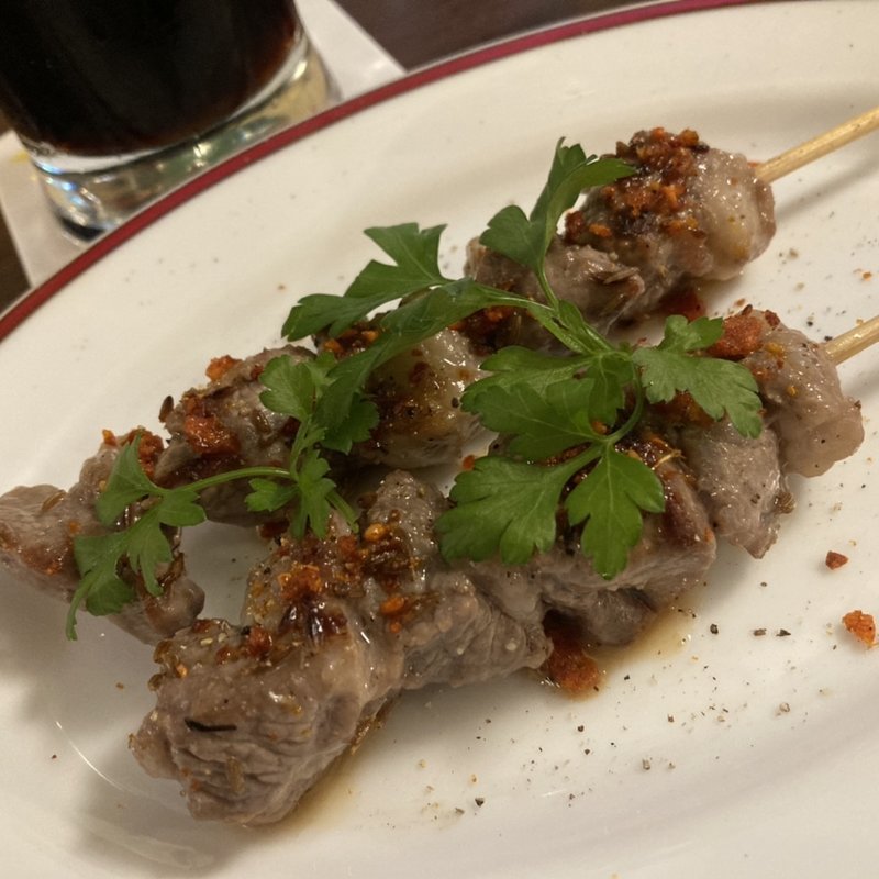 ラム肉の串焼き2本(ビヤホール&カフェ ヨッシーズ茅場町)
