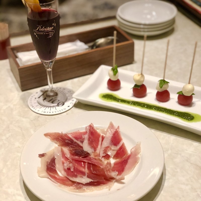 モッツァレラチーズとチェリートマトのピンチョス(SPANISH DINING Rico)