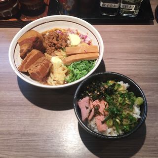 デビルジャージャー麺(角煮トッピング)と背脂ご飯(らーめん専門店 拉ノ刻)