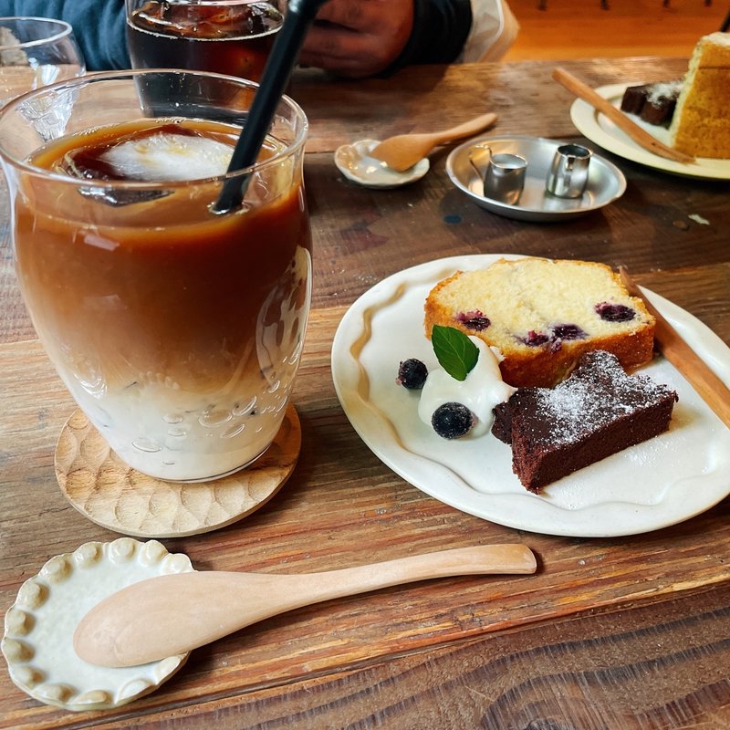 コーヒーゼリーの入ったカフェオレとブルーベリーのパウンドケーキ&ガトーショコラ(基牛舎)