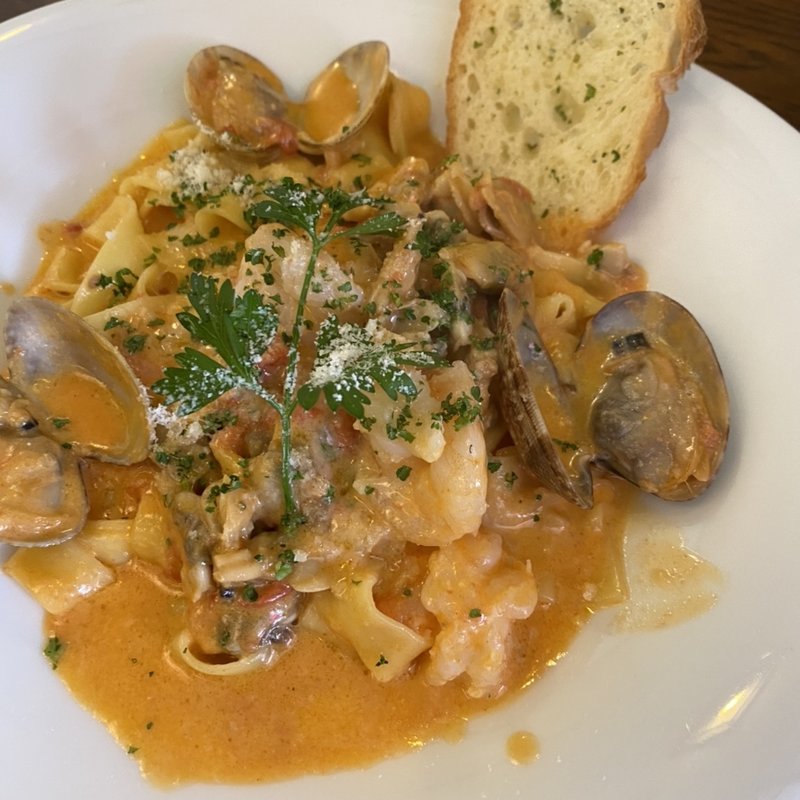 海老とあさりのトマトクリーム(生パスタ)(パスタ ピオッポ)