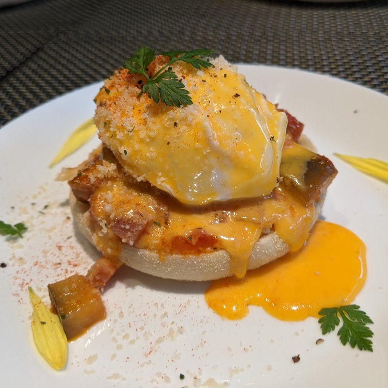 エッグベネディクト　ミラノスタイル(ザ・リビング)