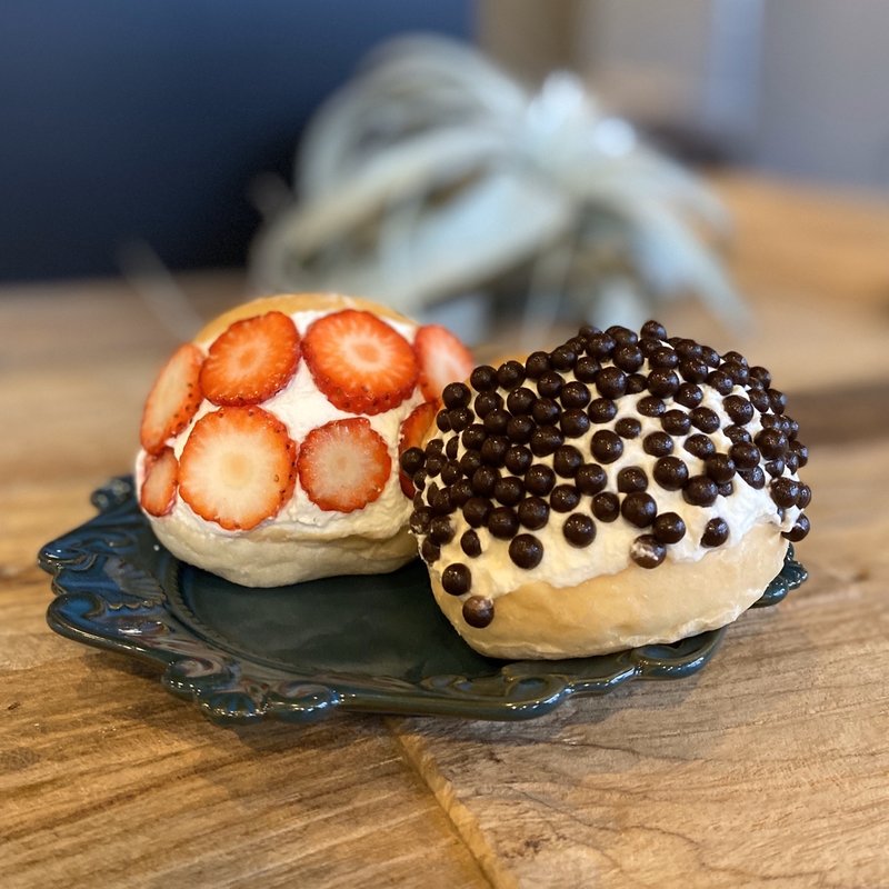 いちごのマリトッツオ、チョコチップマリトッツオ(SIPPO MEET UP CAFE)