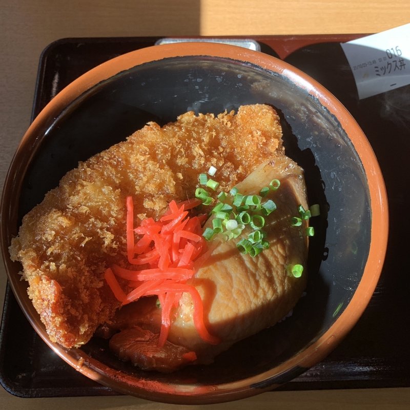 秩父名物ミックス丼(水辺のカフェ)