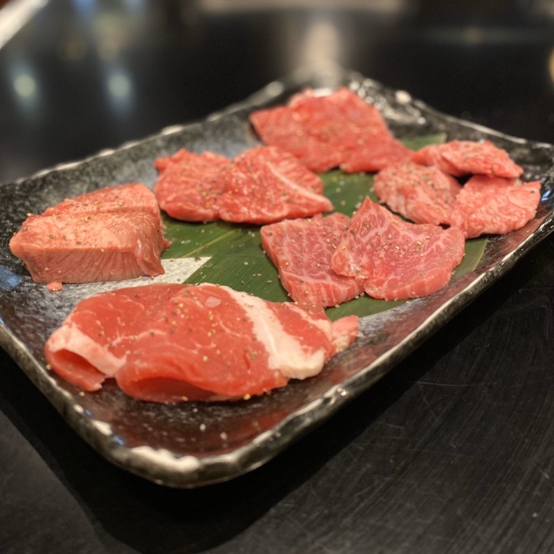 上焼肉六種盛り(タン塩、ちからこぶ、スギモトカルビ、イベリコ豚ロース、イチボ、和牛カルビ)(焼肉 スギモト アスナル金山店)