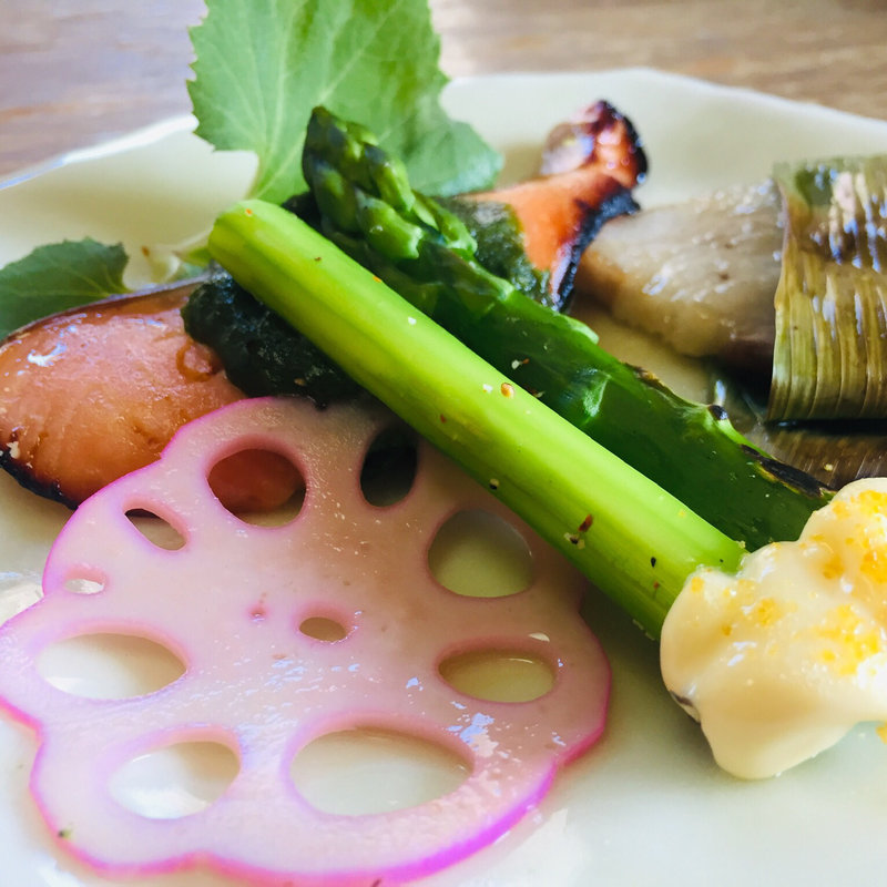 地元の鱒の幽庵焼き、黒縁の朴葉焼き(食彩工房せとやま )