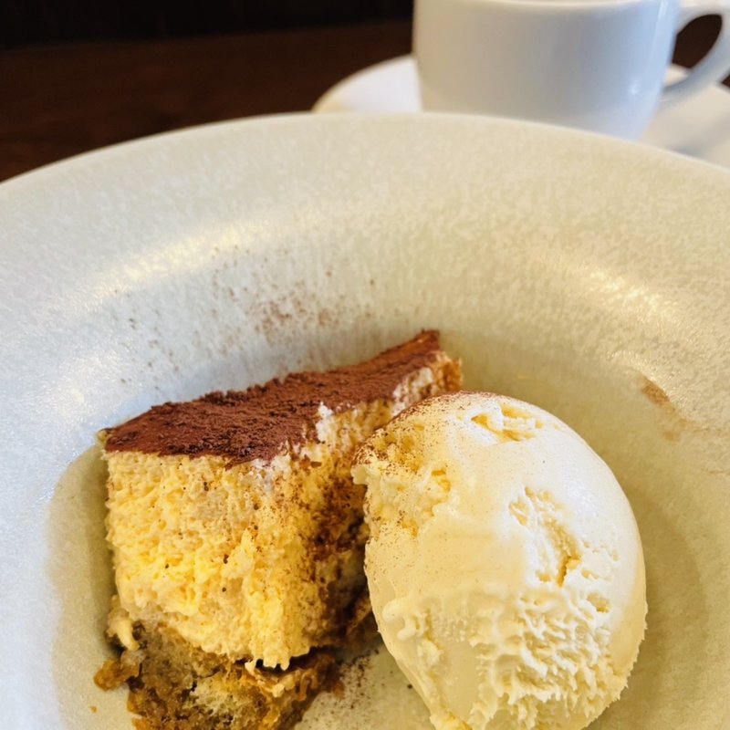 デザート　バナナのジェラートと、ティラミス(Koba(コバ))