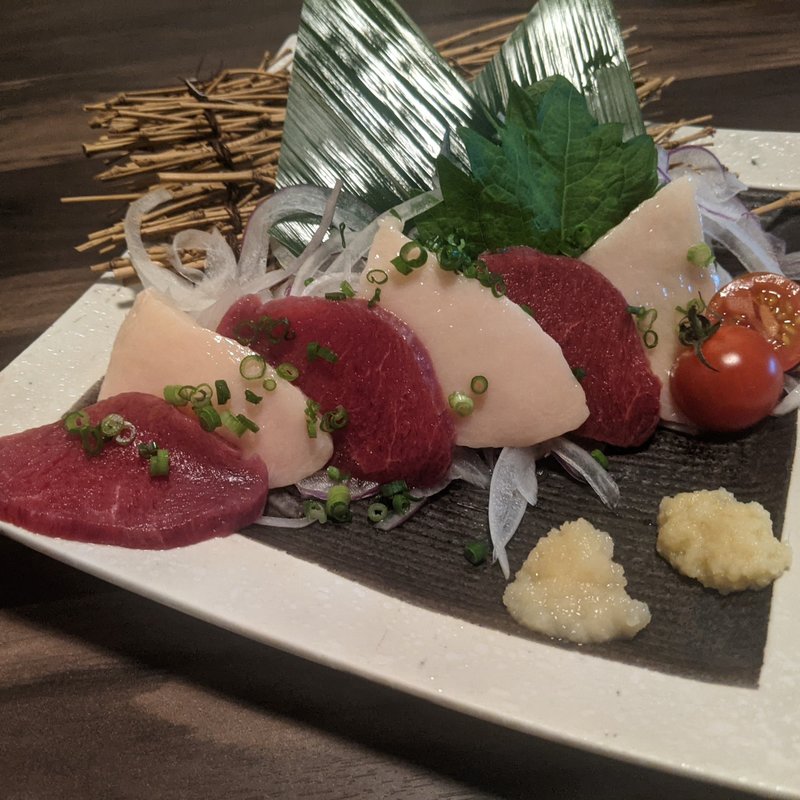 馬刺し紅白2点盛り(北丸 新宿南口店)