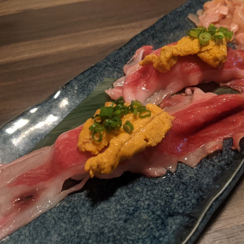 うに乗せ肉寿司(北丸 新宿南口店)