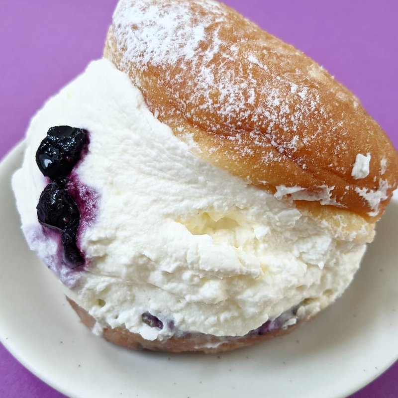 ブルーベリーマリトッツォ(ドーナツもり)