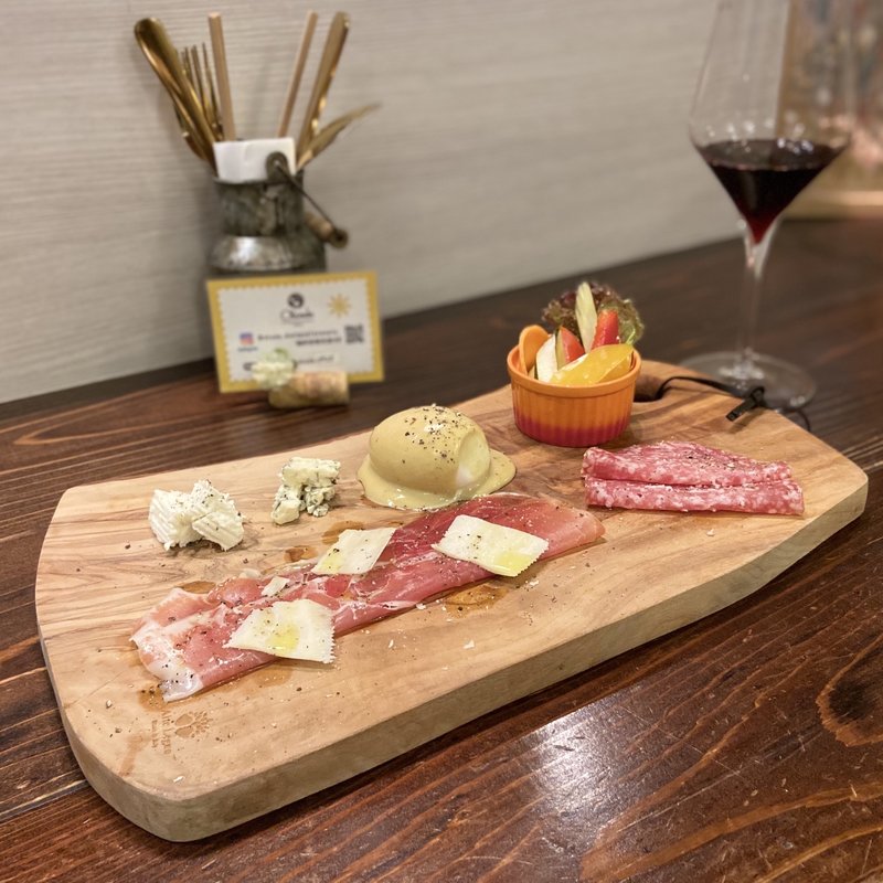 生ハムとサラミのプレート(Dining&Cafe Sweets Okada)