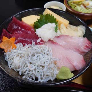 三色丼ぶり+大盛り(海鮮茶屋末廣 )