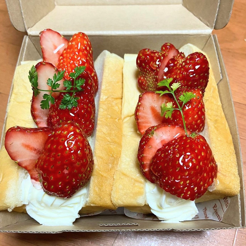 大人の苺フルーツサンド(STEAM BREAD EBISU スチームブレッド恵比寿)