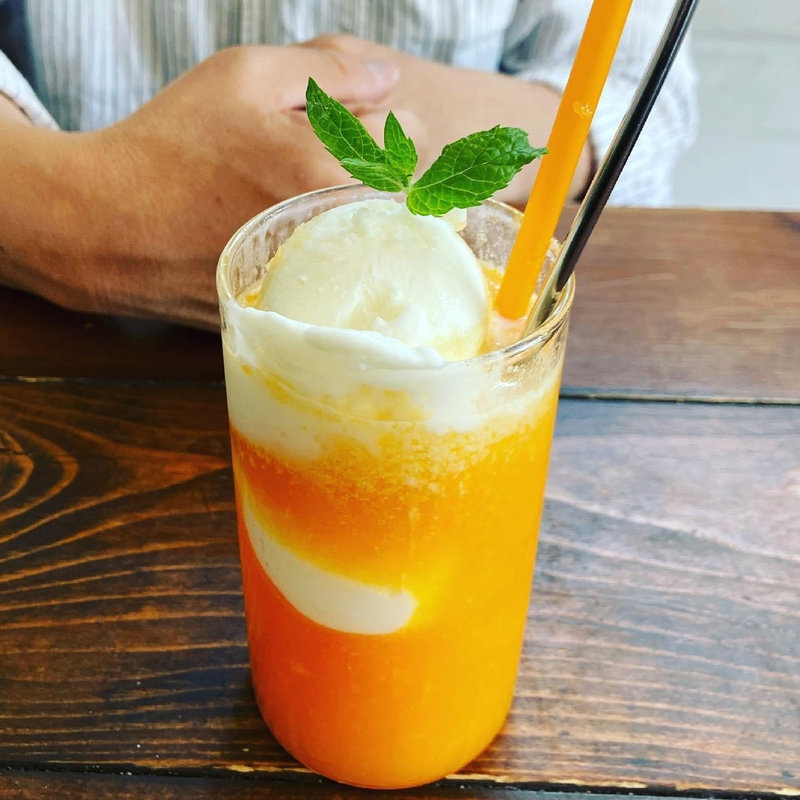 カラマンダリンの山のミルクフロート(The Market SE1)