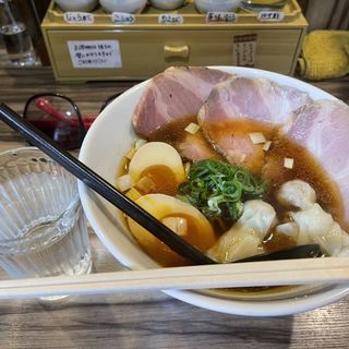 鶏と鰹ワンタン醤油ソバ(麺や ふくわらい)