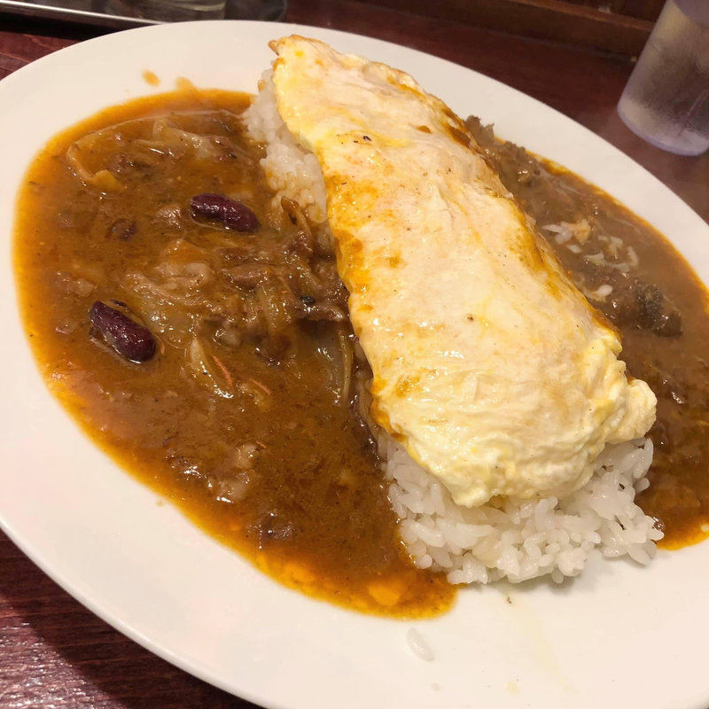 牛すじカレーとハヤシのハーフ&ハーフ(ブラウニー)