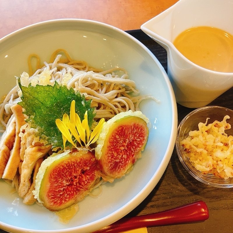 いちぢくの天ぷら、きつねとたぬきのゴマだれぶっかけそば(典座)