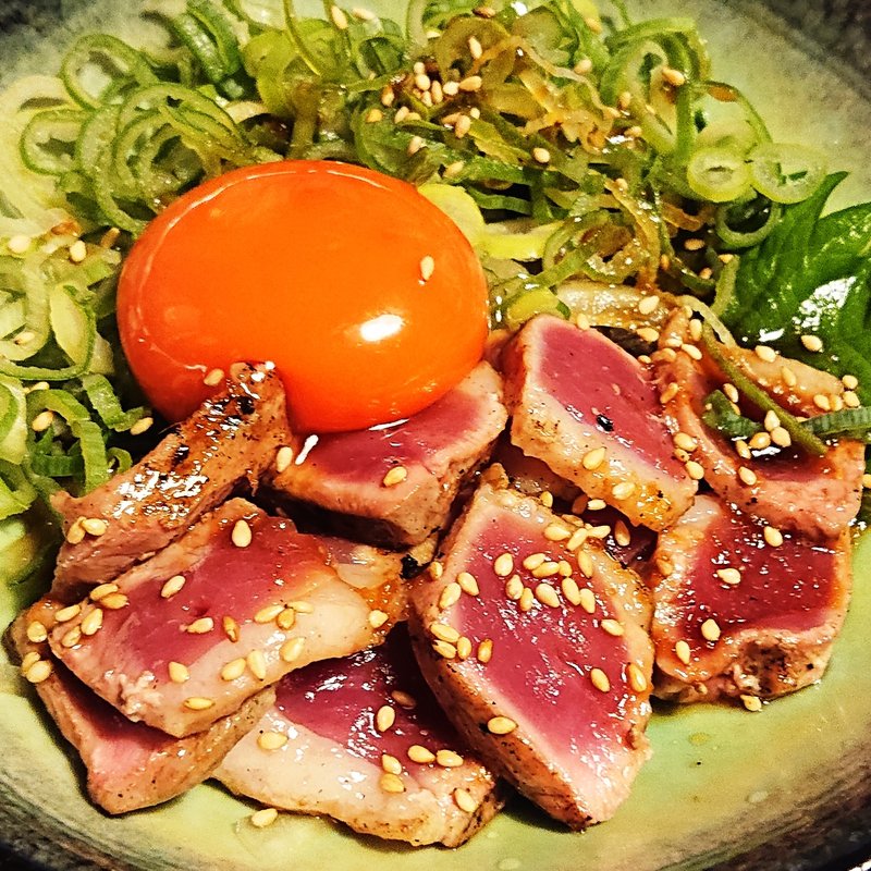 かもの炙りユッケ(炭火焼鳥専門店 あみや 蛍池店)