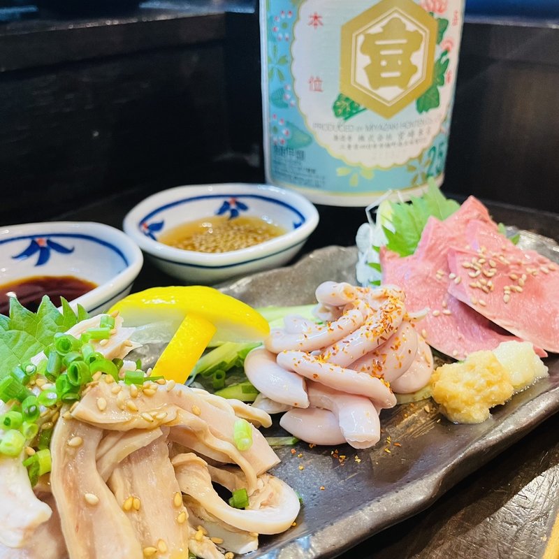 もつ刺三点盛り(もつ焼 煮込み ヤリキ 上野総本店)